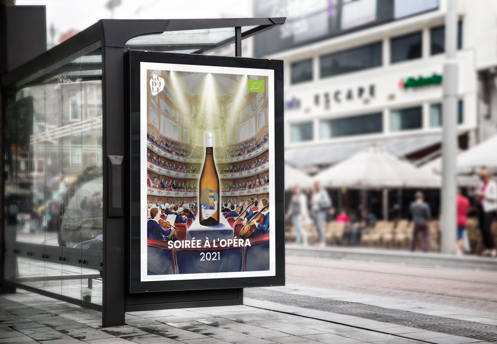 Mise en situation de l'affiche Gudule Soirée à l'Opéra 2021 dans un abribus en ville, design Elax Studio